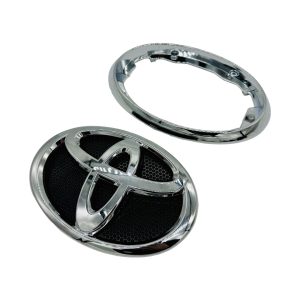 EMBLEMA "LOGO"  DE PARRILLA  HILUX 2016-2023 Revo *medida 19 cm largo x 13 cm alto* Brasil