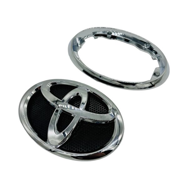 EMBLEMA "LOGO"  DE PARRILLA  HILUX 2016-2023 Revo *medida 19 cm largo x 13 cm alto* Brasil - Imagen 1