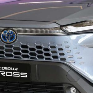 EMBLEMA LOGO PARRILLA FRENTE COROLLA CROSS HIBRIDO 2024-2026 *LINEA NUEVA* ORIGINAL
