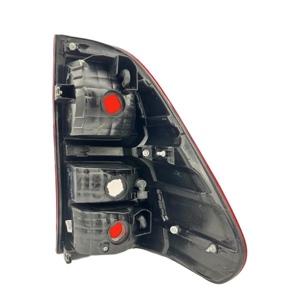 FARO TRASERO HILUX 2016-2020 IZQUIERDO KOITO SIN LAMPARAS Original - Imagen 2