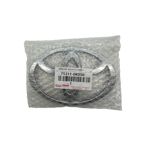 EMBLEMA "LOGO"  PARRILLA  VIGO HILUX 2005-2015 / SW4 2005-2007 Original Fabricante - Imagen 4