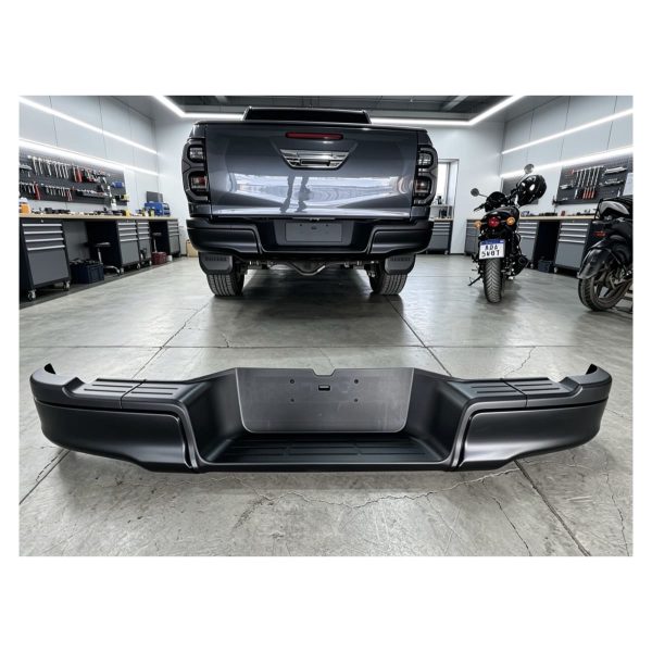 1_639166876254316381.jpg PARAGOLPE TRASERO HILUX 2016-2026 C/SOPORTES *NEGRO* FPI TAILANDIA - Imagen 1