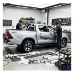 CALCO JUEGO DE FRANJAS TOYOTA HILUX 2016-2026 CABINA DOBLE
